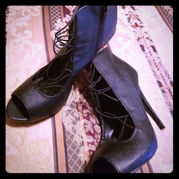 Shoes - Black booties